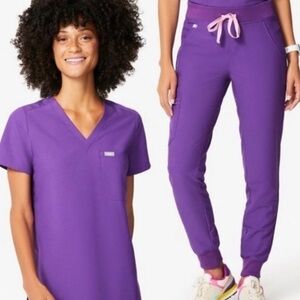 Figs Women’s Scrub Set in Ultraviolet!
